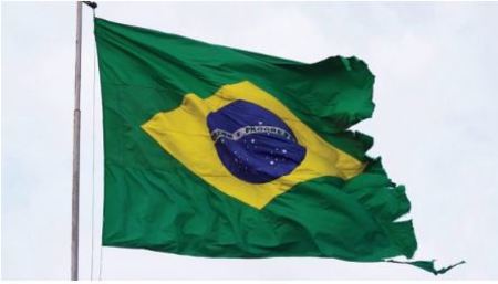Bandeiras De Papel Dos EUA E Do Brasil Rasgadas. Conceito De
