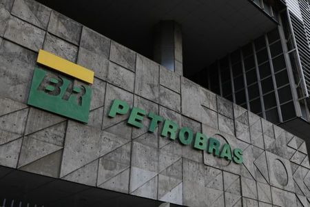 Left or right petrobras