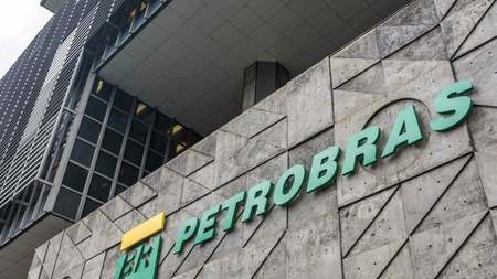 Left or right petrobras